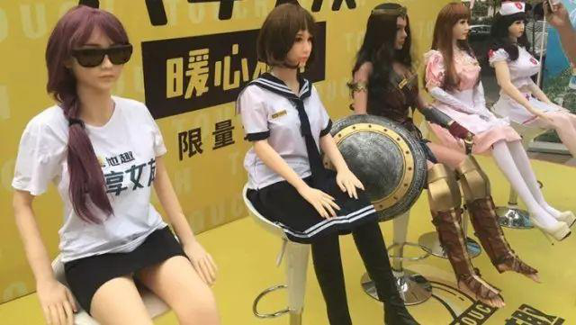 高傲的“單身”還是選擇人體硅膠娃娃？